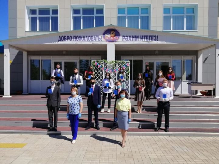 Аксубаевская школа №2 вручила выпускникам аттестаты зрелости