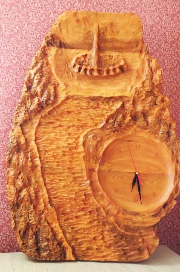 Мастер-художник по дереву из Аксубаевского района вырезал часы из алтайской лиственницы