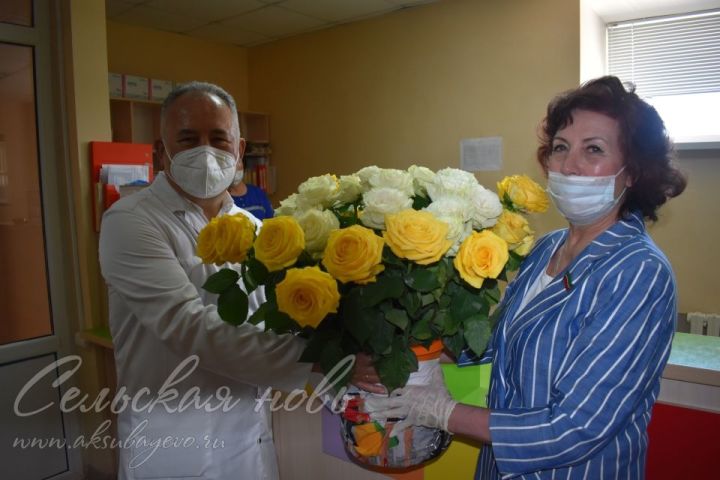 Алсу Тарханова подарила розы аксубаевским медикам за мужество и подвиг в борьбе с пандемией