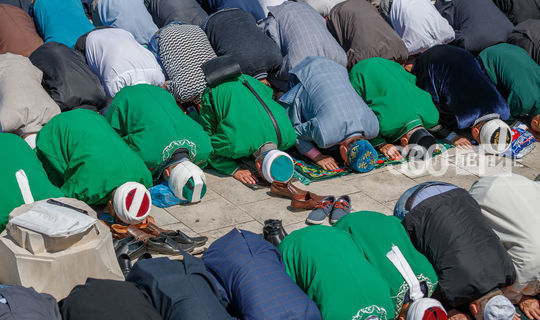 Мусульман призвали не опаздывать на молитву в Курбан-байрам из-за нехватки мест