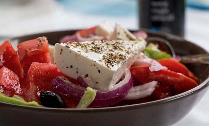 Греческий салат: необычный рецепт с баклажанами и маринованным перцем