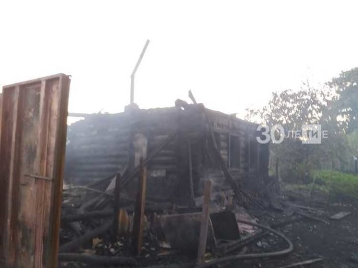 В ночном пожаре в Татарстане сгорел дом вместе с пожилой хозяйкой