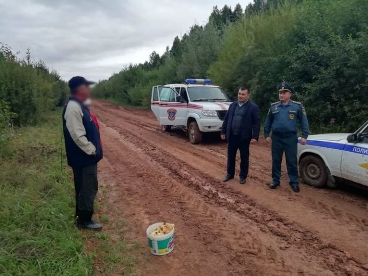 В Татарстане спасатели три часа искали в лесу троих грибников