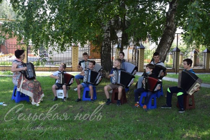 Детский народный ансамбль баянистов «Аксубай егетлэре» проводит репетиции под открытым небом