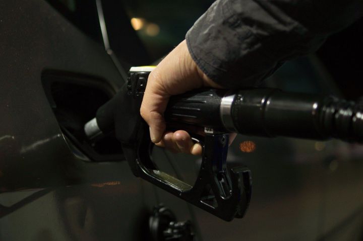 Водители в России стали больше экономить на бензине