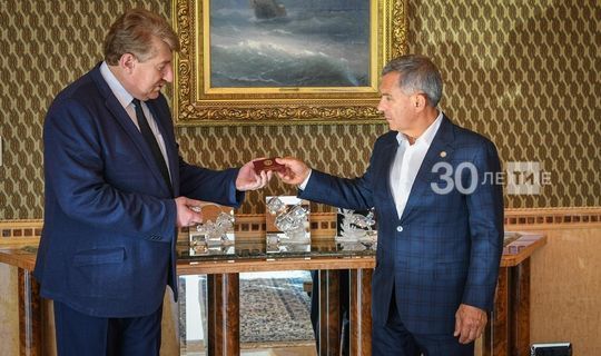 Андрей Кондратьев вручил Рустаму Минниханову удостоверение Президента Татарстана