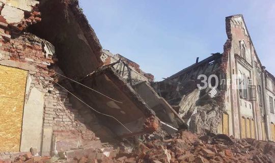 Прокуратура объяснила, почему рухнула стена бывшего завода в Казани
