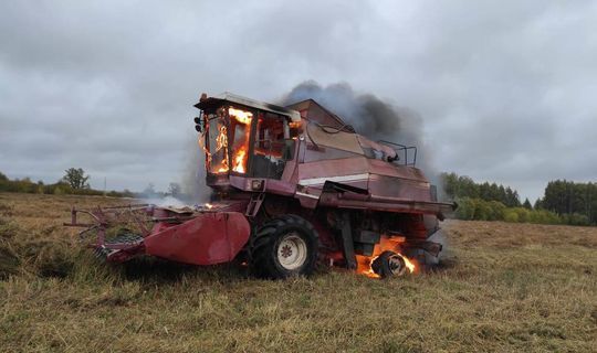 В Татарстане пожарные потушили комбайн, который загорелся на ходу