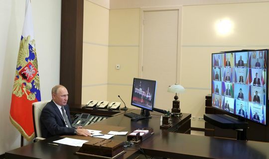 «Рустам Нургалиевич, вы&nbsp;человек эффективный»: Путин на встрече в&nbsp;режиме видеоконференции поздравил глав регионов