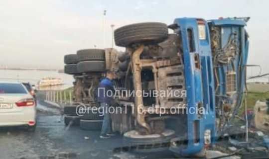 В Татарстане грузовик опрокинулся на скорости, водителя зажало в кабине