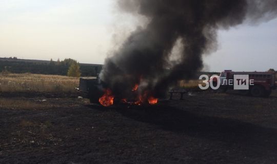 Трактор сгорел дотла в поле в Пестречинском районе РТ