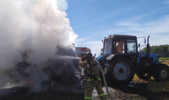 В поле в Атнинском районе РТ пожарные потушили трактор