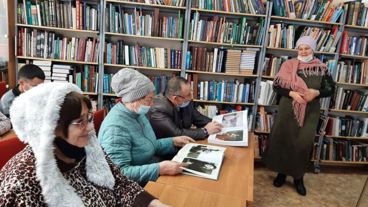 В Аксубаевской библиотеке отметили юбилей художника