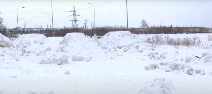 В Альметьевске вдоль берега реки обнаружена свалка грязного снега
