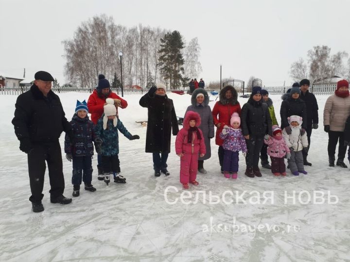 В Аксубаевском районе глава поселения надел костюм Деда Мороза и встал на коньки с детворой&nbsp;