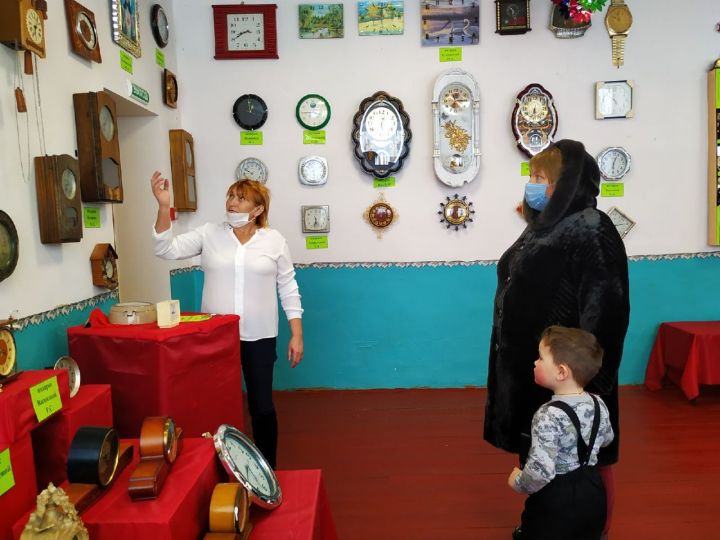 В Аксубаевском районе работает выставка старинных часов