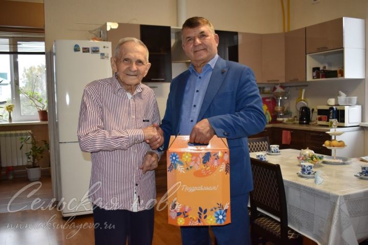Глава Аксубаевского района поздравил с Днем пожилых людей участника ВОВ Елисея Тимирясова