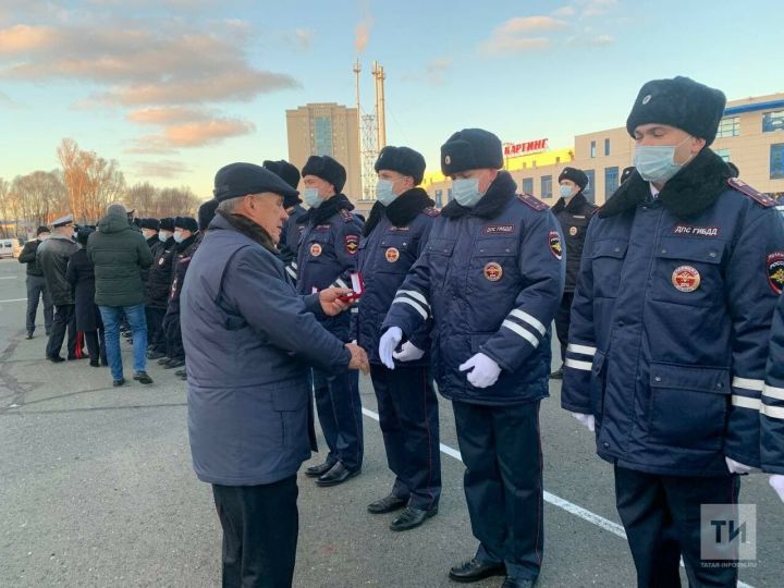 Полицейским Татарстана вручили ключи от 63 новых автомобилей