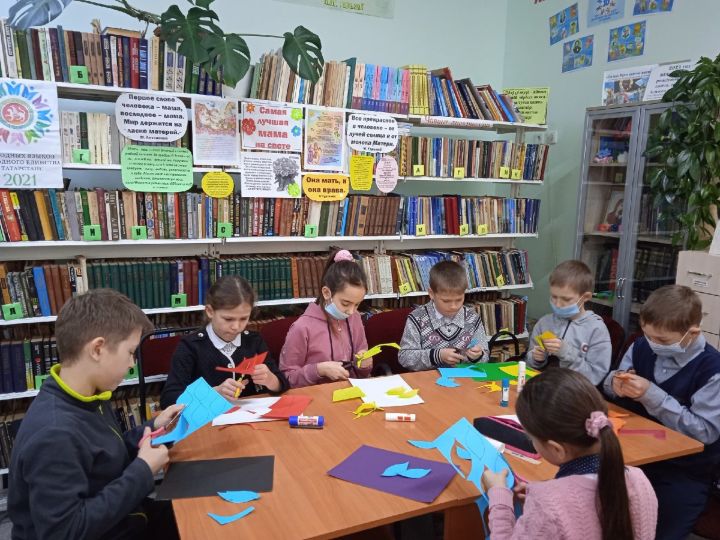Аксубаевские школьники приготовили подарки любимым мамам