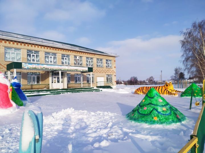 Кривоозерскую школу украсили к Новому году