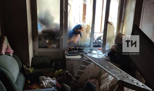 В Казани из горящей квартиры спасли двоих детей, их передали медикам