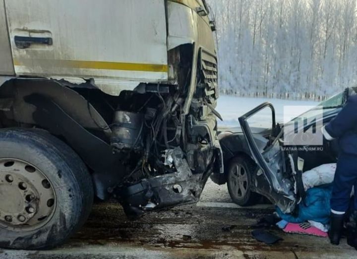 Автоледи пострадала в ДТП, не уступив большегрузу на трассе в Татарстане
