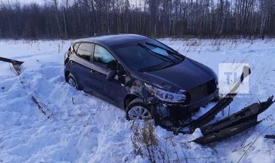 Легковушка вылетела со скользкой трассы в РТ, подросток-пассажир получил травмы