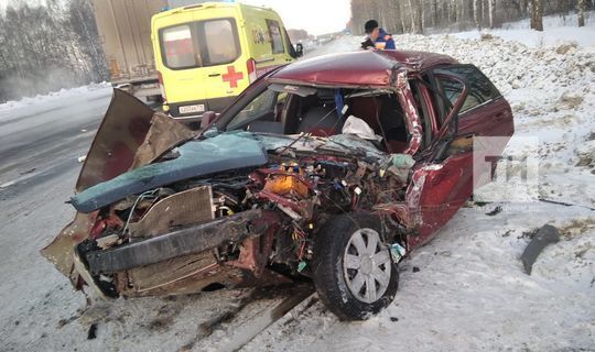Авто превратилось в груду металла после столкновения с «ГАЗелью» на трассе в РТ