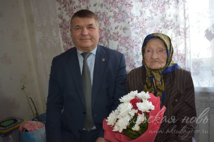 Глава Аксубаевского района Камиль Гилманов поздравил со столетием почтальона войны Антонину Анищенко