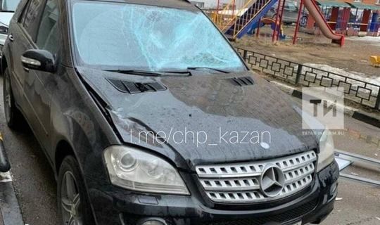 В Казани очевидцы сняли на видео, как балконная рама упала с 9 этажа на Mercedes