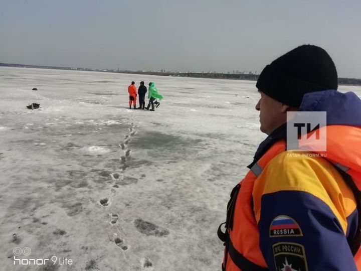 В Челнах спасли двоих рыбаков, которые оказались отрезаны водой на льду