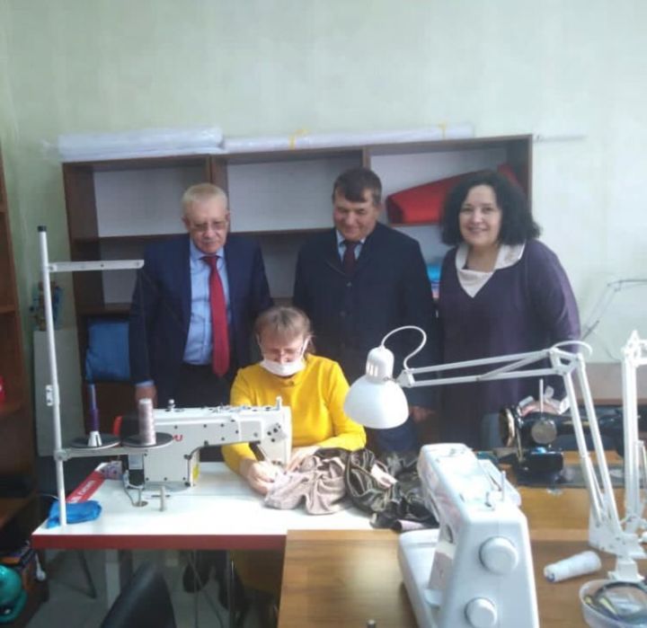 Олег Морозов подарил Детской школе искусств швейную машину и парогенератор