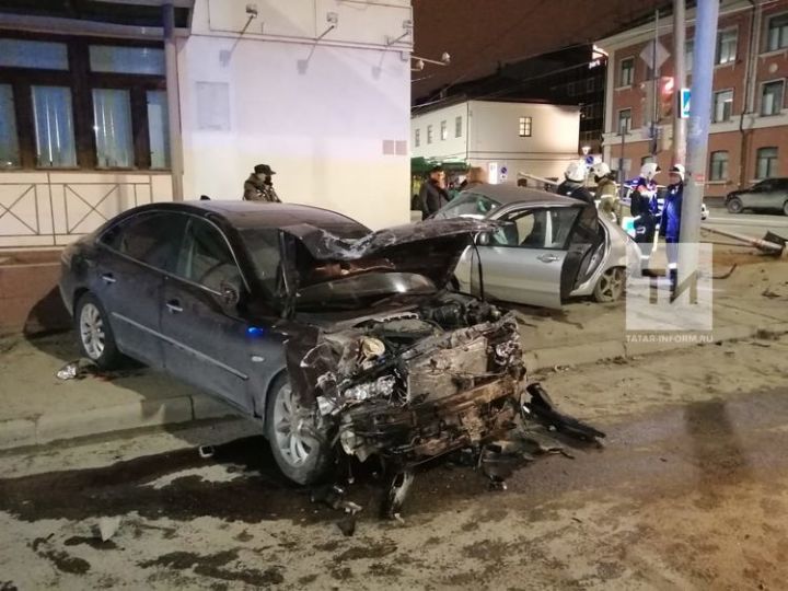 В страшном ночном ДТП в Казани пострадал водитель и четверо подростков