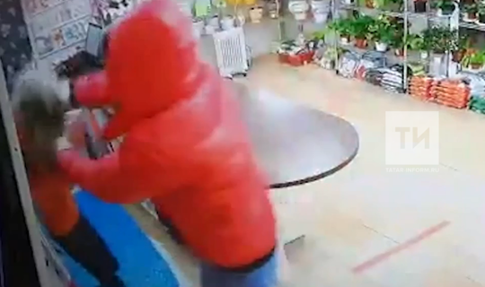 Казанец ограбил кассу цветочного магазина, порезав продавца осколком бутылки