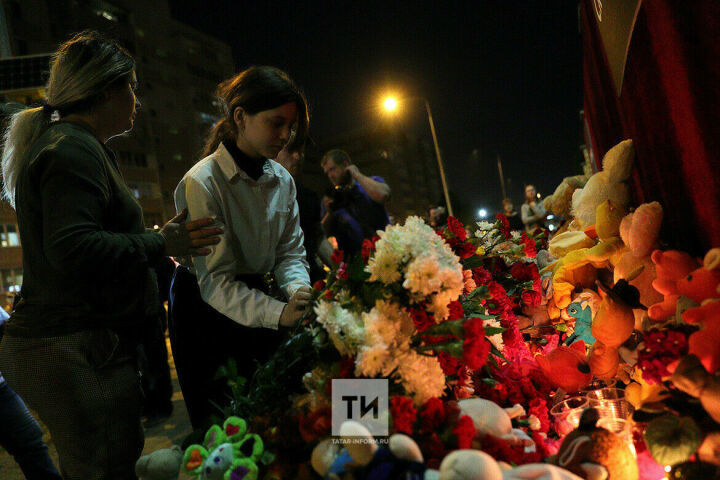 Люди несли цветы к школе, где была стрельба, всю ночь: трагедия глазами юных очевидцев