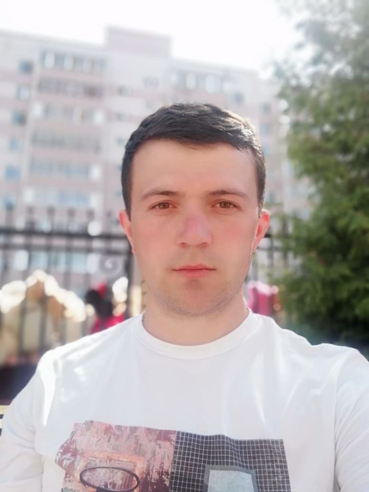 Аксубай районыннан Руслан Смелов 175нче мәктәптә атыш булган вакытта физкультура дәресе алып барган