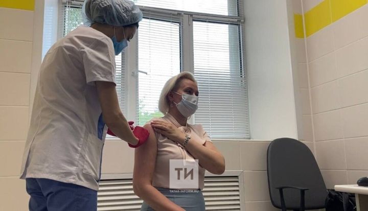 «К осени должны привить 60% жителей республики»: главный санитарный врач Татарстана вакцинировалась от Covid-19