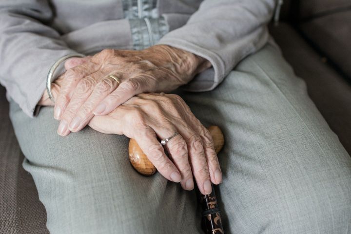 Россиянам напомнили о выплатах по "старому" пенсионному возрасту