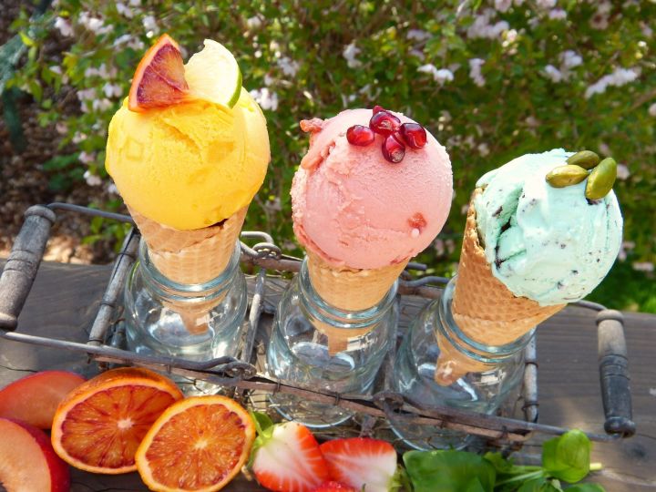 Диетолог объяснила, чем грозит переедание мороженым