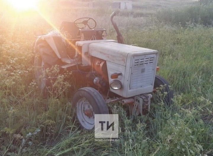 Әлмәт районында трактор юл кырыена төшеп капланган, йөртүчесе үлгән