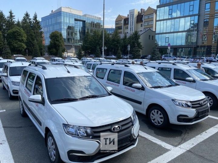 Президент Татарстана вручил фельдшерам ключи от 90 автомобилей с медицинским модулем