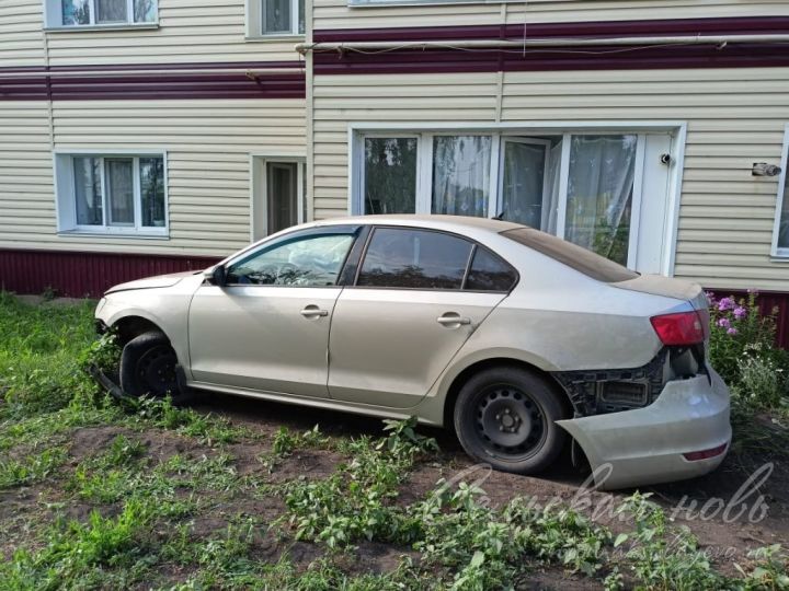 В Аксубаеве водитель влетел в огород  двухэтажки