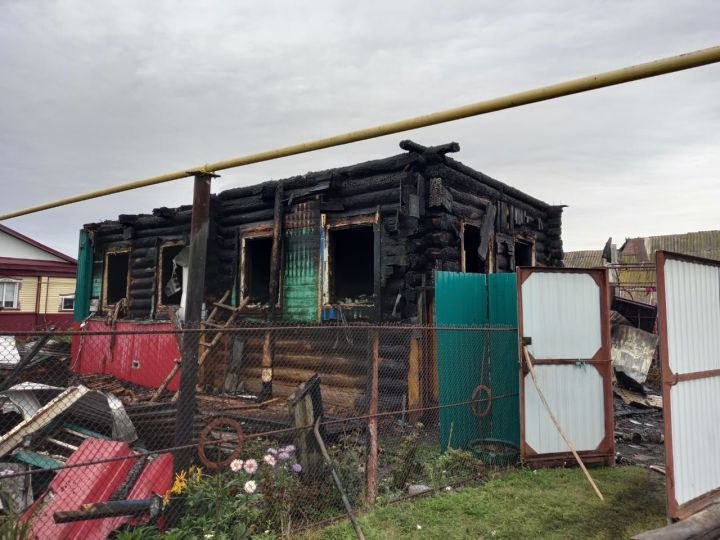 Пожар в Аксубаевском районе: из горящего дома вышли в пижамах