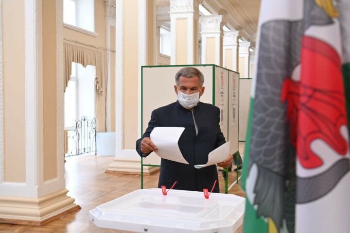 Рустам Минниханов проголосовал на выборах в Госдуму РФ