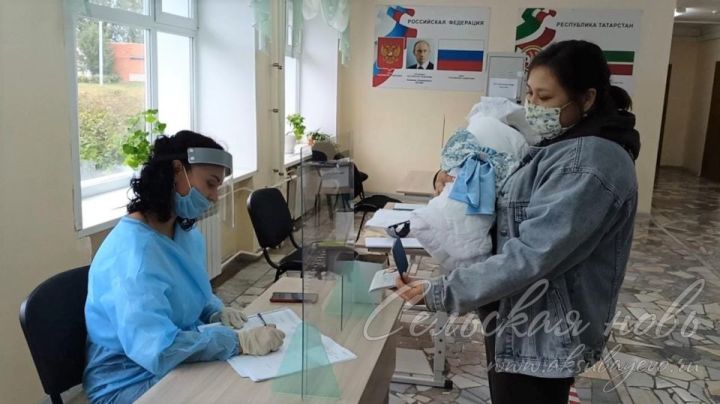 На избирательном участке в Аксубаеве проголосовала мама с трехнедельным малышом