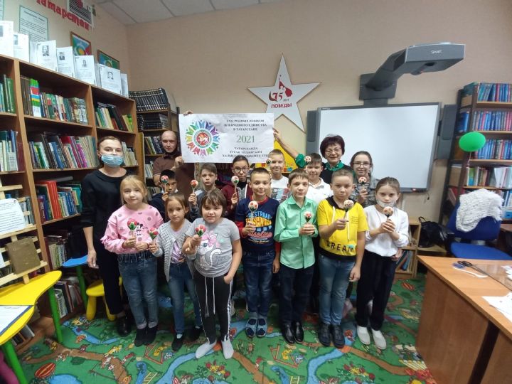 Аксубаевские школьники учились росписи на ложках