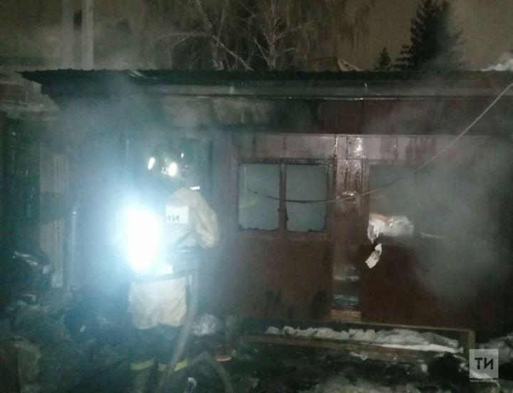 Мужчина пострадал на пожаре в курятнике в Татарстане, который начался из-за непотушенной сигареты