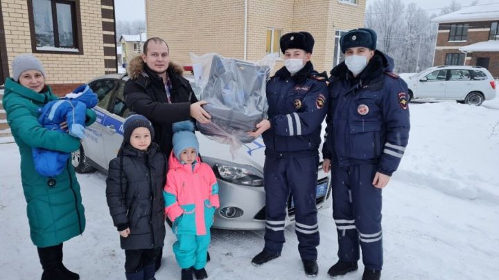 Татарстанские госавтоинспекторы вручили автокресло новорожденному малышу