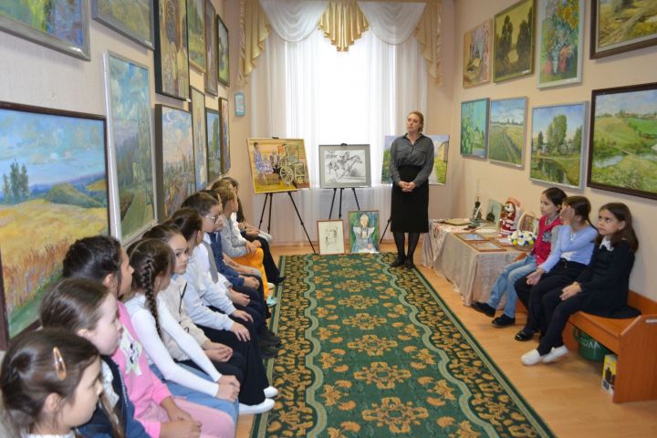 В музее просторами Аксубаева любуются у картин