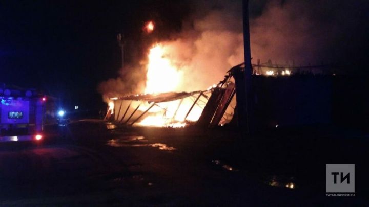 В промзоне Набережных Челнов произошел пожар на складе с матрасами